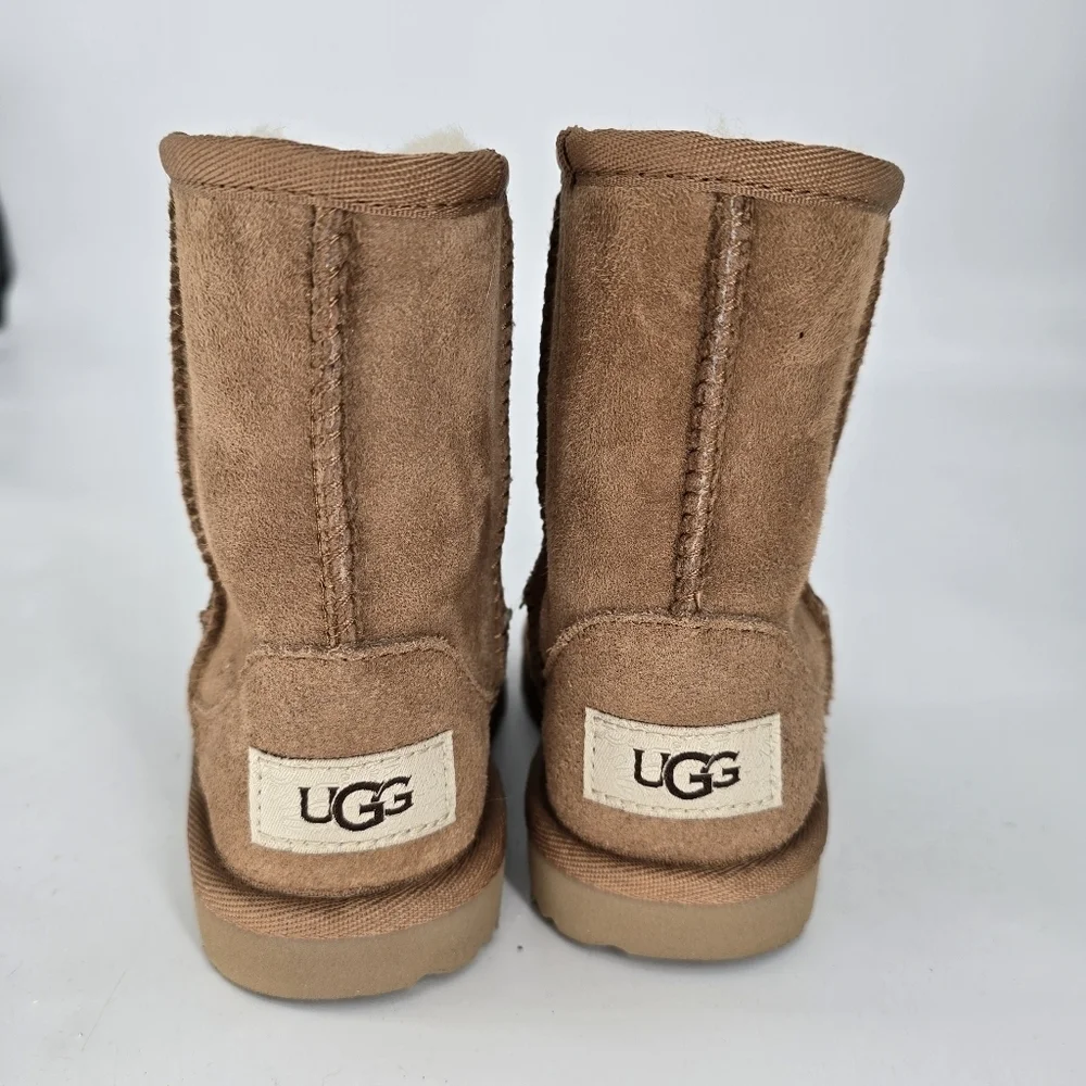Ugg Classic II Boot Cozy Tan Suede Boots size kids 8
